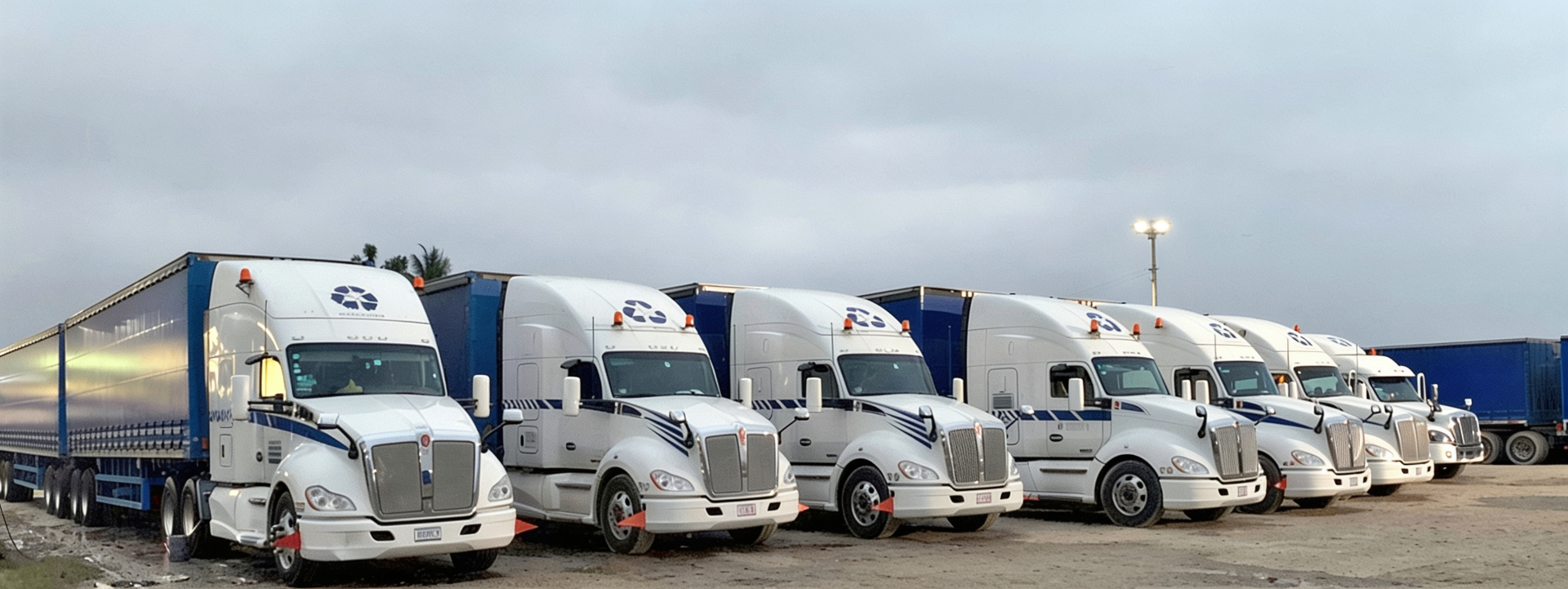 Flota de tractocamiones Kenworth con remolques encortinados de TECOVE